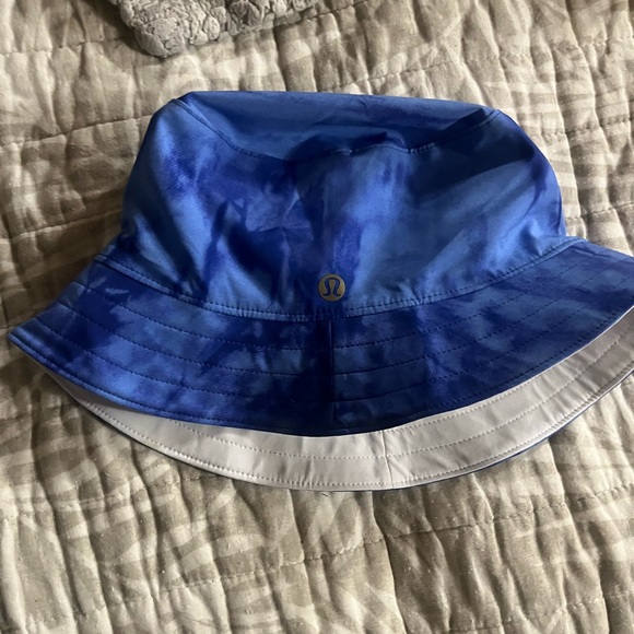 NWT! Lululemon blue tie dye bucket hat - Picture 3 of 3